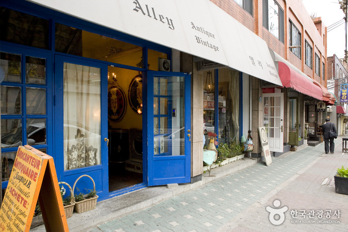 Itaewon Antiques Street (이태원 앤틱 가구 거리)
