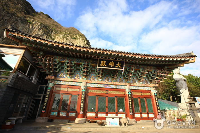 Sanbanggulsa Grotto – Jeju (산방굴사(제주))
