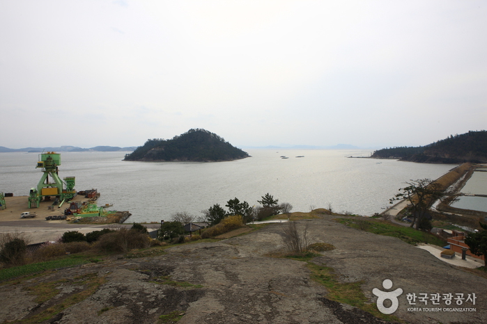 Yi Chungmugong’s Byeokpajin Battle Monument (이충무공 벽파진 전첩비)