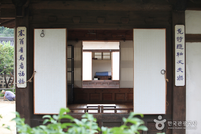 Haepungbuwongun Yun Taekyeong’s Jaesil (해풍부원군윤택영댁재실)