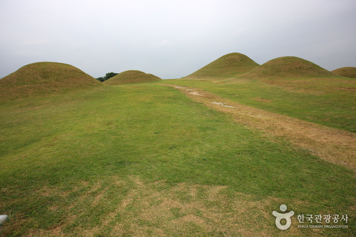 Ancient Tombs in Gyo-dong and Songhyeon-dong, Changnyeong (창녕 교동과 송현동 고분군)