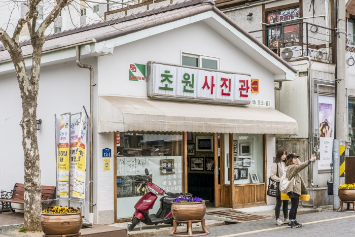 Chowon Photo Studio (초원사진관)