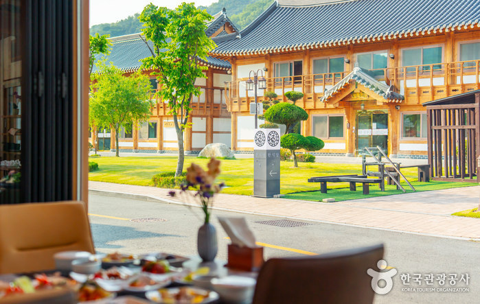 Munjonggwan of the Royal Room (왕의지밀 문종관)