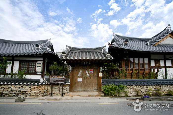 Ihwa Gotaek (이화고택)