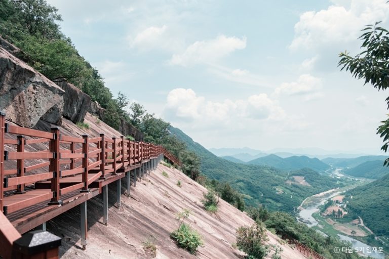 Yonggwonsan Sky Walk (용궐산하늘길)