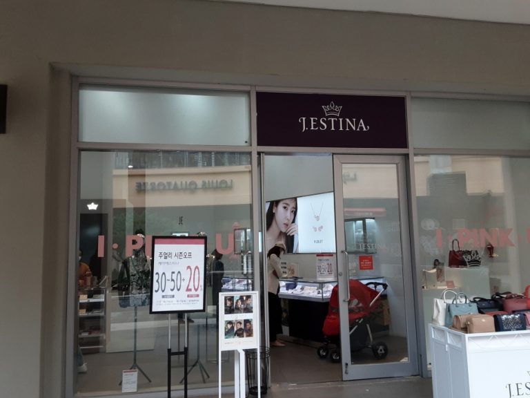 J.Estina – Lotte Outlets Gimhae Branch [Tax Refund Shop] (제이에스티나 롯데아울렛 김해점)