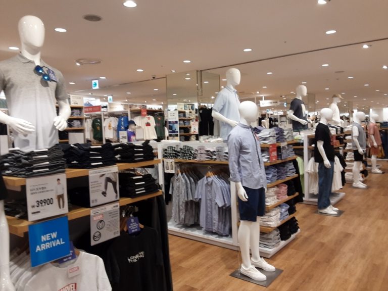 Uniqlo – Lotte Mall Jinju Branch [Tax Refund Shop] (유니클로 롯데몰진주)
