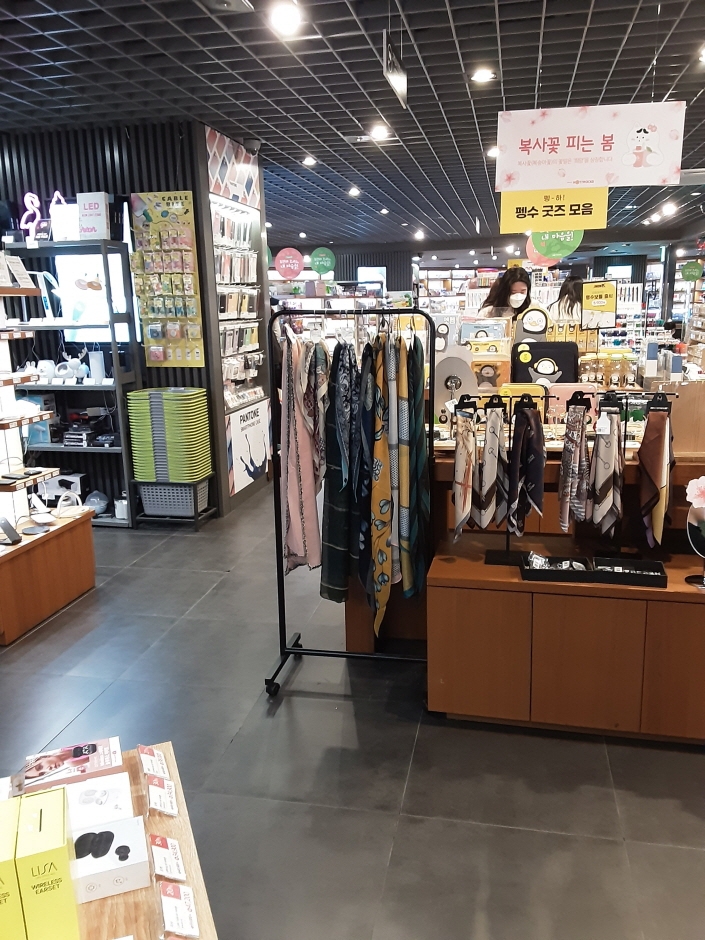 Hottracks – Jeonju Branch [Tax Refund Shop] (핫트랙스 전주점)