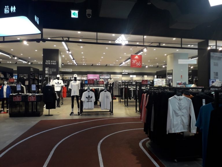 Adidas – Lotte Mall Gunsan Branch [Tax Refund Shop] (아디다스 롯데몰군산)