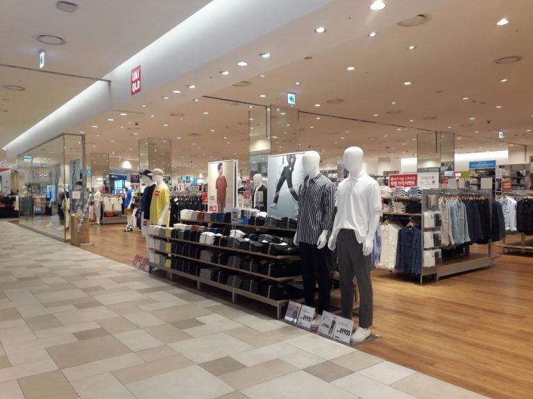 Uniqlo – Lotte Mall Gunsan Branch [Tax Refund Shop] (유니클로 롯데몰군산)