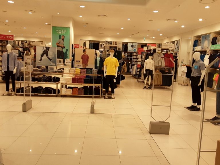 Uniqlo – D-CUBE Geoje Branch [Tax Refund Shop] (유니클로 디큐브거제)