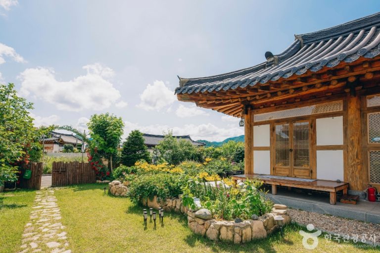 Dalbit Hanok Experience Byeolyu Punggyeong (달빛한옥체험 별유풍경)