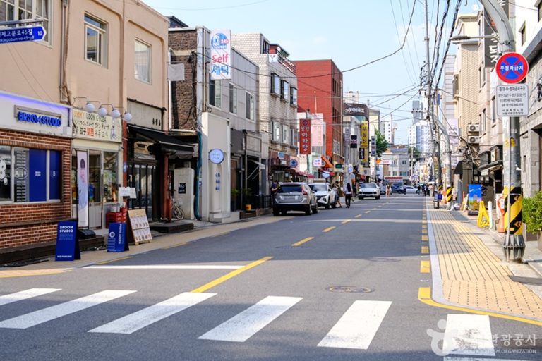 Songnidan-gil Street (송리단길)