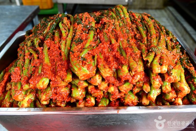 Kim Miyoung Dolsan Gatkimchi (김미영 돌산갓김치)