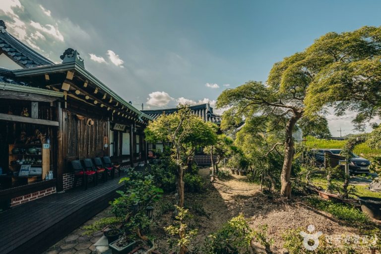 Geomokjang Minbak Lodging (거목장민박)