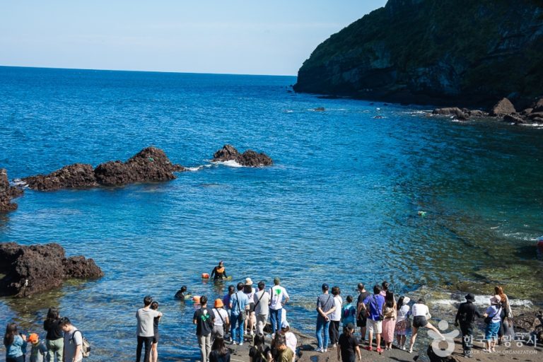 Seongsanpo Haenyeo Gongyeonjang (성산포 해녀물질공연장)