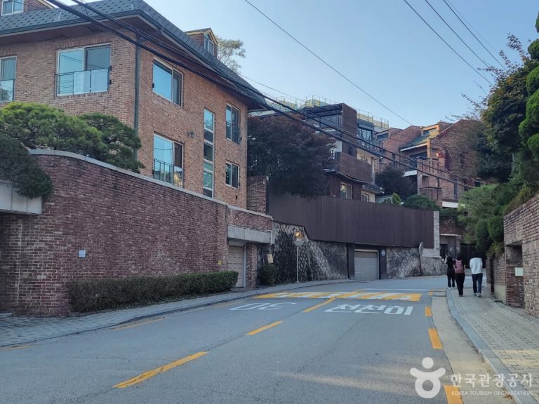 Seongbuk-dong–Bukchon Hanok Village Course (성북동고택북촌산책길)