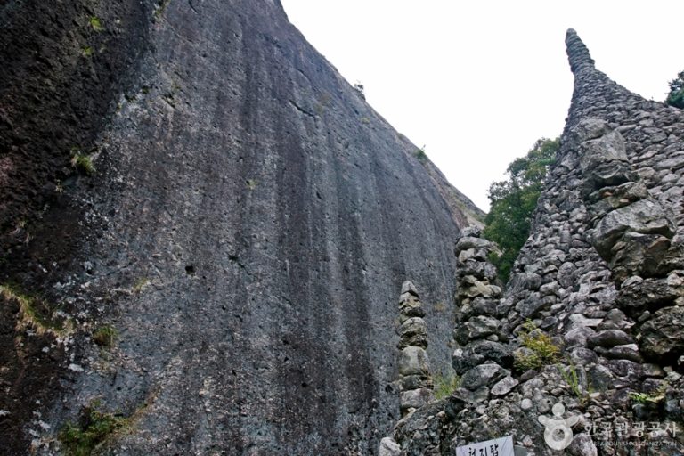Maisan Mountain Tafoni Terrain (마이산 타포니지형)