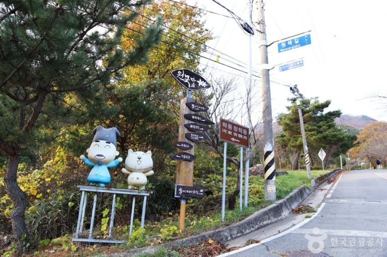 Cheonghak-dong Etiquette School Seonbi Seodang (청학동예절학교 선비서당)