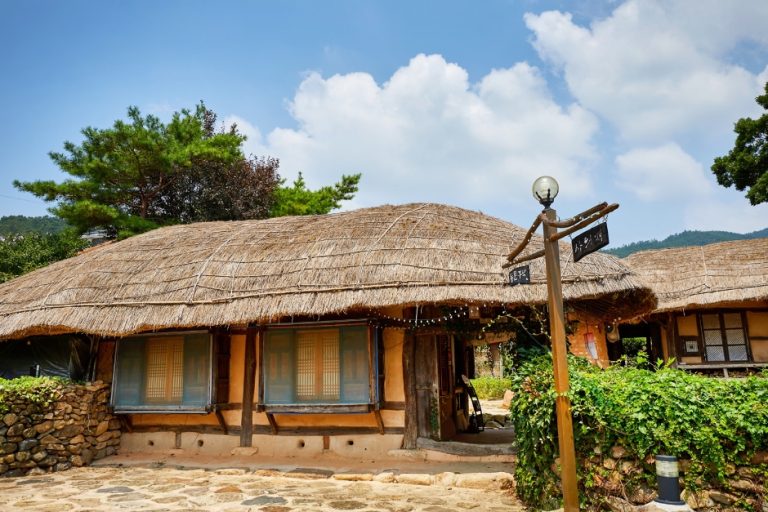 Dongmun Maebanga (동문매반가)