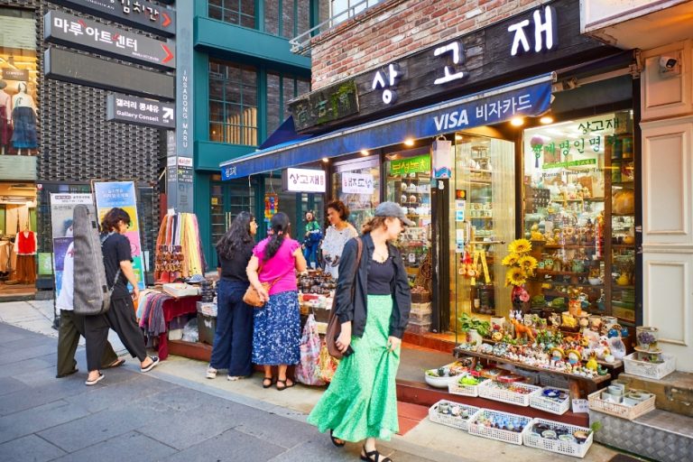 Insadong Cultural Street (인사동 문화의 거리)