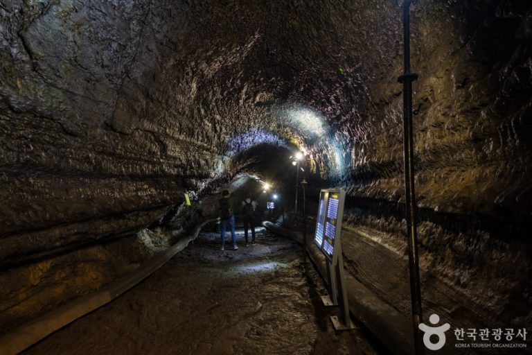 Manjanggul Lava Tube [National Geopark] (만장굴 (제주도 국가지질공원))