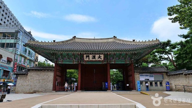 Deoksugung Palace’s Daehanmun Gate (덕수궁 대한문)