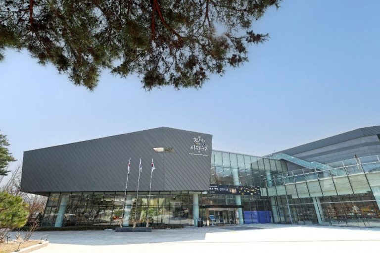 Cheongwadae Sarangchae (청와대사랑채)