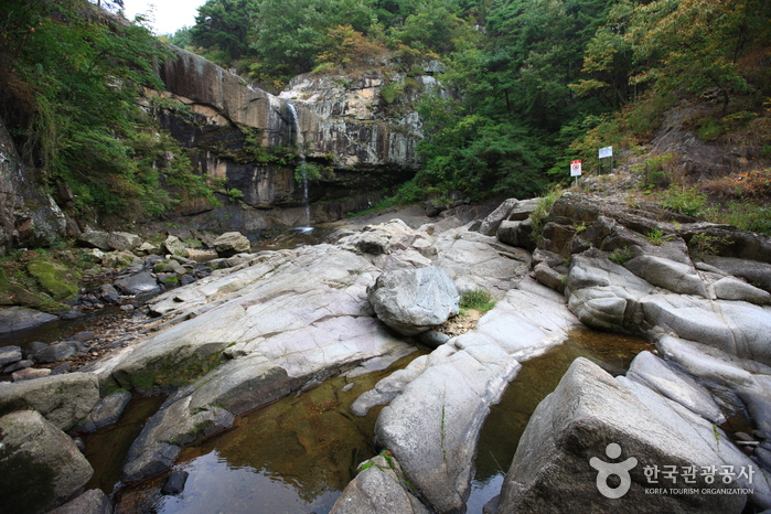 Hwanggyepokpo Falls (황계폭포)