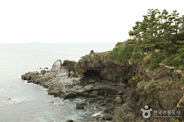 Namwon Keuneong Coast (남원 큰엉해안)