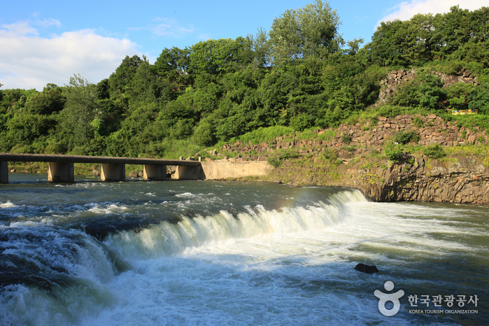 Jiktangpokpo Falls [National Geopark] (직탕폭포 (한탄강 국가지질공원))