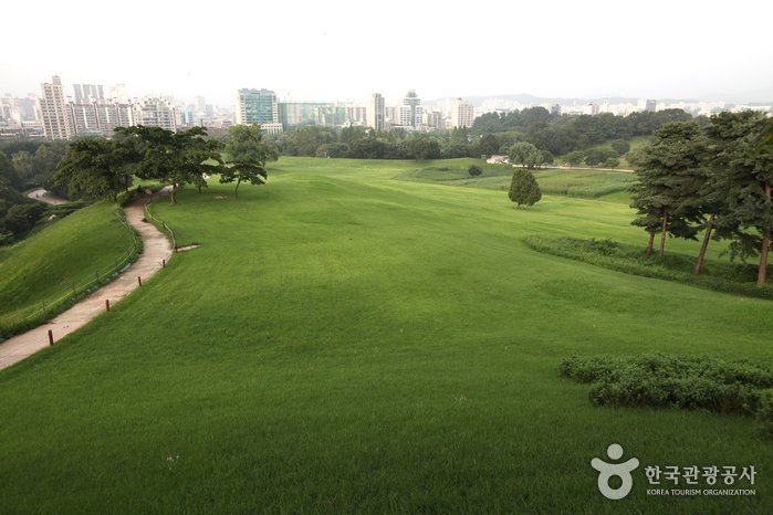 Seoul Mongchontoseong Earthen Fortification (서울 몽촌토성)