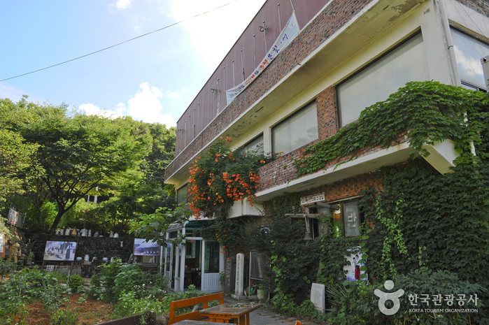 Deokpojin Museum of Education (덕포진교육박물관)