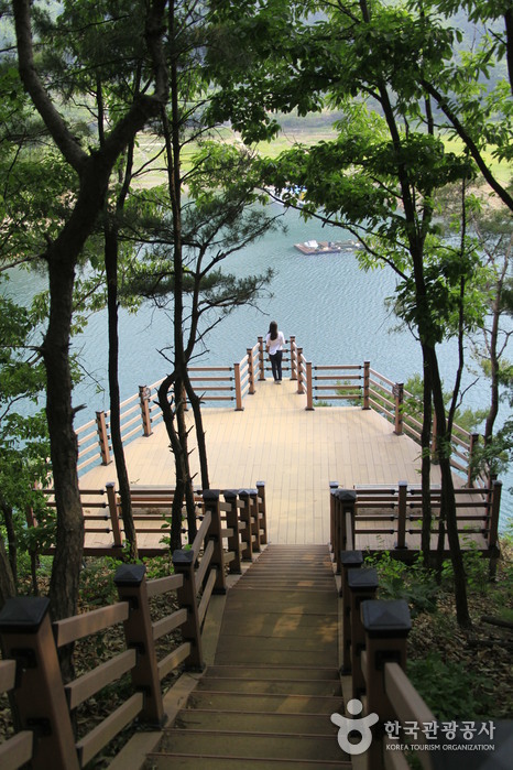 Jongdaengi Trail (충주호 종댕이길)