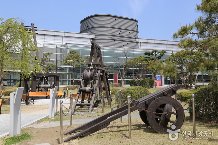 Suwon Hwaseong Museum (수원화성박물관)
