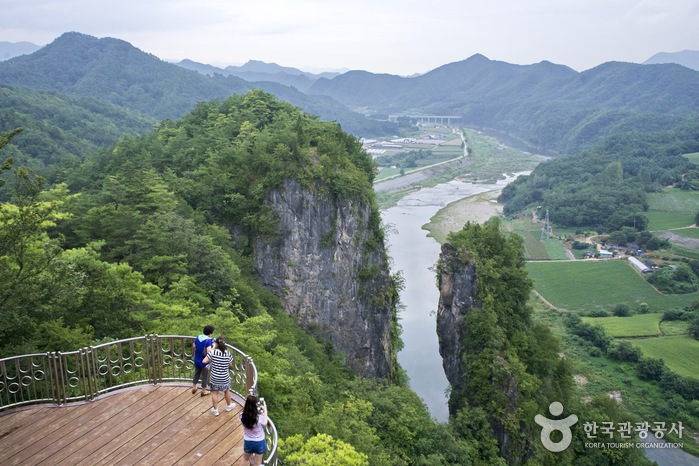 Seondol Cliff [National Geopark] (선돌 (강원고생대 국가지질공원))