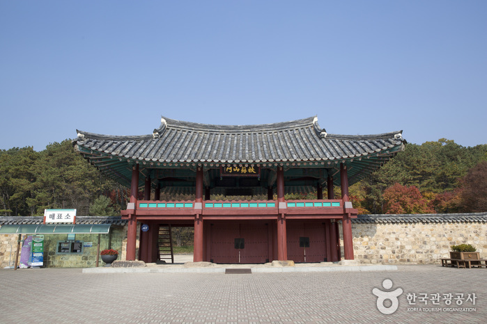 Archaeological Site in Gwanbuk-ri and Busosanseong Fortress [UNESCO World Heritage] (관북리유적과 부소산성 [유네스코 세계유산])