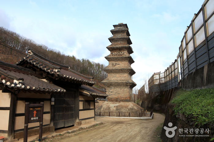 Sinsedong Chilcheung Jeontap – Sinsedong 7 stories Brick Pagoda (안동 법흥사지 칠층전탑)