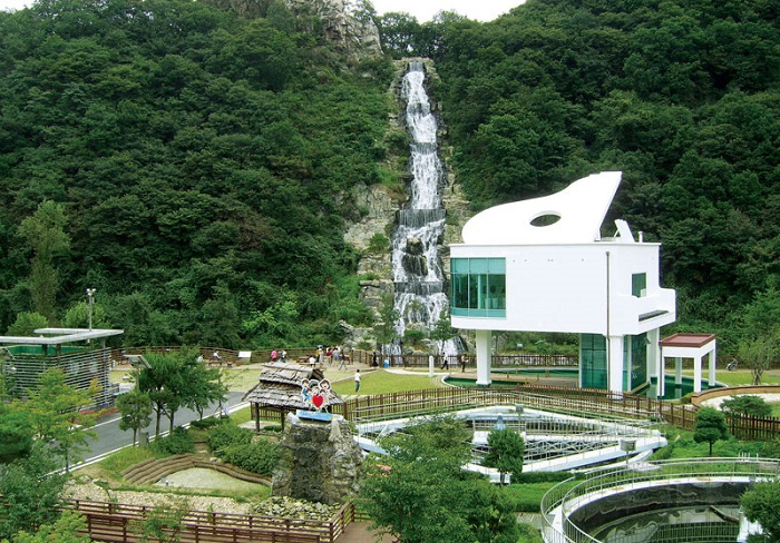 Hwado Pureunmul Center Pianopokpo Falls (화도푸른물센터 피아노폭포)