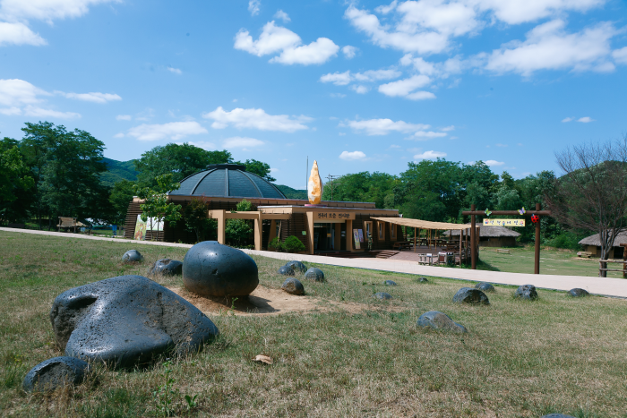 Jeongok-ri Prehistoric Site – Hantangang River Geopark (연천 전곡리 유적-한탄강 국가지질공원)