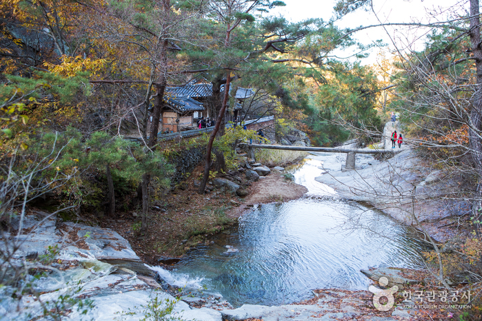 Manhyujeong Pavilion (만휴정)