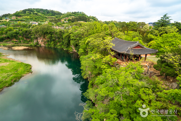 Jukseoru Pavilion (삼척 죽서루)