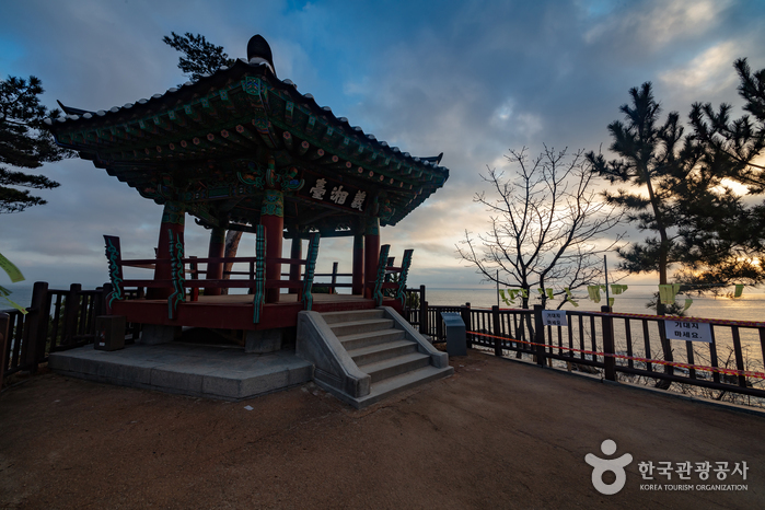 Uisangdae Pavilion (낙산사 의상대)