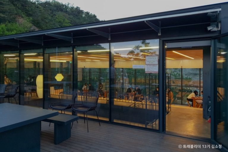 Inwangsan Mountain Chosochaekbang (인왕산 더숲 초소책방)