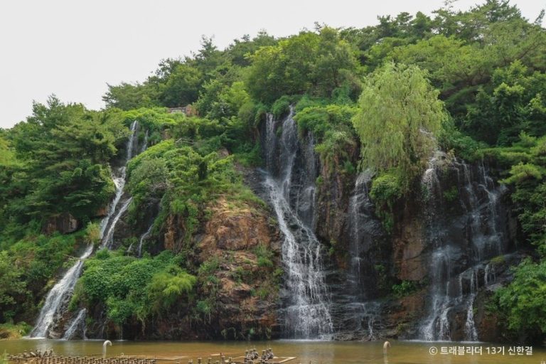 Hongjecheon Artificial Waterfall (홍제폭포)