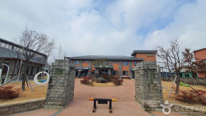 Yeobyeoncho House (엽연초하우스)