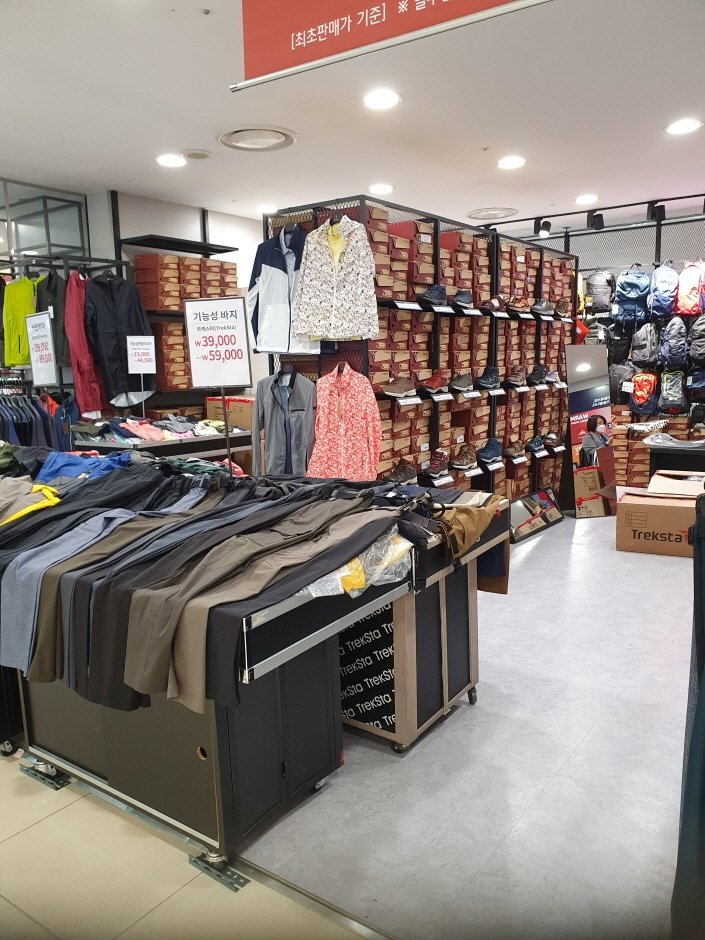 Treksta – Lotte Factory Gasan Branch [Tax Refund Shop] (트렉스타 롯데팩토리 가산)