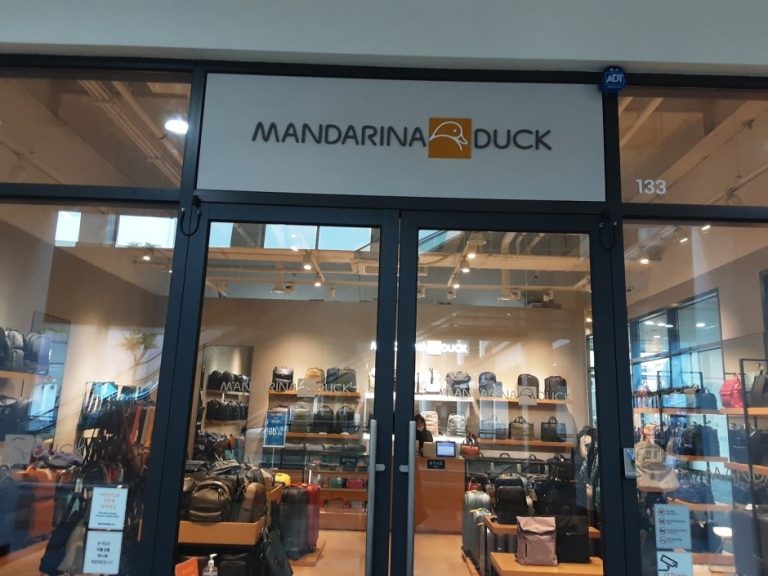 Mandarina Duck – Hyundai Gimpo Branch [Tax Refund Shop] (만다리나덕 현대김포)