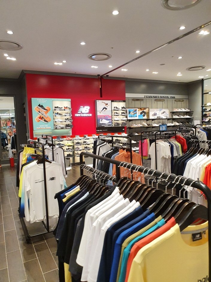 New Balance – Lotte Department Store Pyeongchon Branch [Tax Refund Shop] (뉴발란스 롯데백화점평촌점)