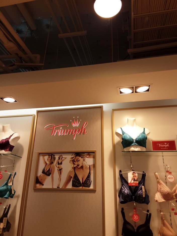 Triumph – Shinsegae Paju Branch [Tax Refund Shop] (트라이엄프 신세계파주)